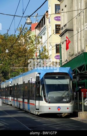 ISTANBUL, TURQUIE. Un tramway moderne sur le divan Yolu dans Sultanahmet. 2010. Banque D'Images