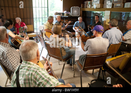 Un rassemblement de musiciens Cajun prenant part à une jam session acoustique hebdomadaire au Savoy Music Center dans la ville de Eunice, près de Lafayette en Louisiane Banque D'Images