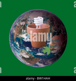 Photo illustration sauver la Terre d'économie éco-efficace de l'énergie de l'ampoule fluorescente compacte en pot de terre cuite le jour de la Terre bon energy concept Banque D'Images