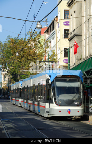 ISTANBUL, TURQUIE. Un tramway moderne sur le divan Yolu dans Sultanahmet. 2010. Banque D'Images