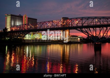 Vue nocturne du pont de Texas Street au-dessus de la rivière Rouge reliant les villes de Shreveport et Bossier City, Louisiane, États-Unis. Banque D'Images