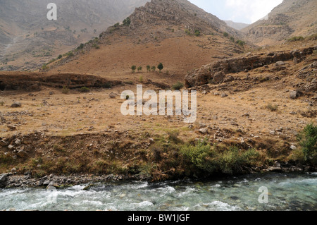 La rivière Mukus s'écoulant sous les montagnes Zagros près du village kurde de Behcesaray dans la région sud-est de l'Anatolie, dans la province de Van, en Turquie. Banque D'Images