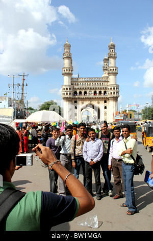 Avis de touristes indiens se faire photographier devant le Charminar, Hyderabad, Andhra Pradesh, Inde Banque D'Images