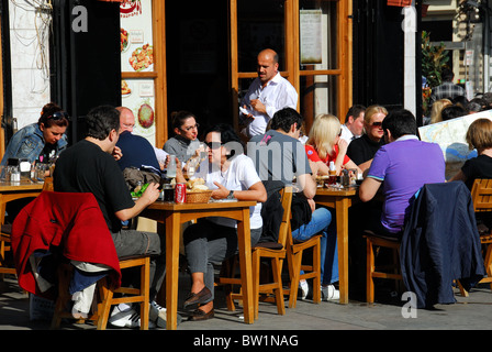 ISTANBUL, TURQUIE. Les gens boire et manger à l'extérieur d'un restaurant dans le quartier de Galata de Beyoglu. 2010. Banque D'Images