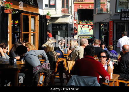 ISTANBUL, TURQUIE. Les gens boire et manger à l'extérieur d'un restaurant dans le quartier de Galata de Beyoglu. 2010. Banque D'Images