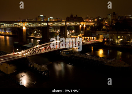 Le pont tournant et High Level Bridge sur la rivière Tyne à Newcastle upon Tyne. Banque D'Images