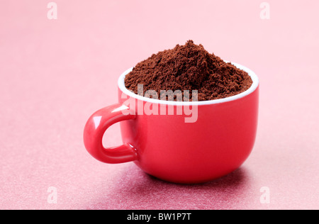 Du café fraîchement moulu dans une tasse rouge Banque D'Images