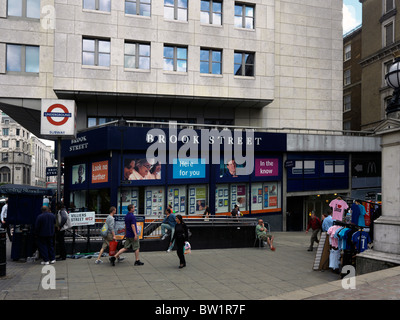 Londres Angleterre Villiers Street Entrée de la station de métro Charing Cross personnes marchant dans la rue Banque D'Images