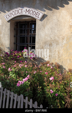 Façade d'un bâtiment ancien dans le village de Zlata Koruna, couronne d'Or, la Bohême, la République tchèque, l'Europe. Photo par Willy Matheisl Banque D'Images