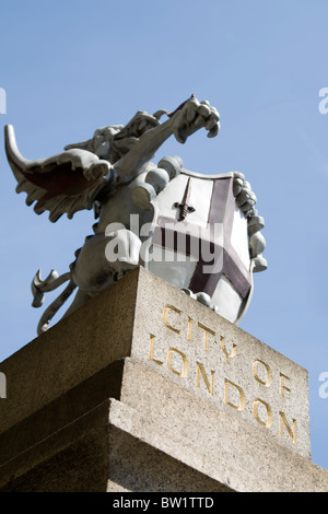 Ville de London limites sont marqués d'une statue de St George's dragon Banque D'Images