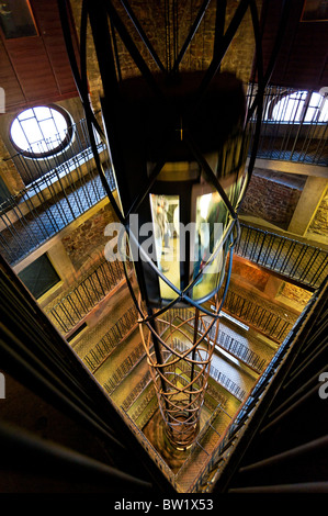 L'intérieur de l'ascenseur futuriste moderne tour de l'horloge astronomique sur la place de la Vieille Ville Prague Banque D'Images
