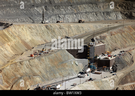 Gros camions miniers concasseur et frais généraux de transport de charges de minerai. Kennecott Mine de cuivre. Travaux industriels lourds. Banque D'Images