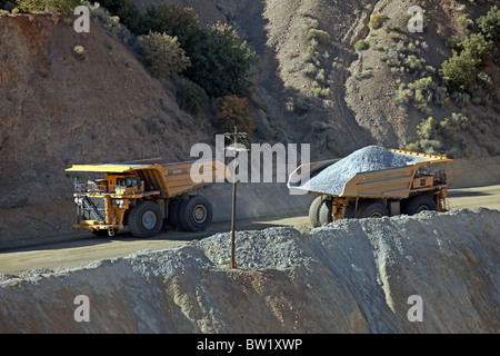 Gros camions de la mine de minerai de charges mobiles sur route. Kennecott Mine de cuivre. Travaux industriels lourds. Banque D'Images