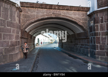 Calle de la Ronda Arch, centre historique, Quito, Equateur. Banque D'Images