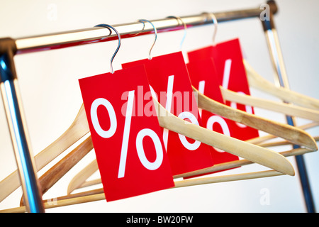 Image de plusieurs cintres en bois avec red discount tags Banque D'Images