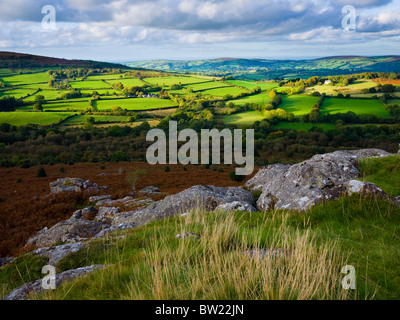 Le paysage du parc national de Dartmoor, vu au nord de Hayne, près de Manaton, Devon, Angleterre. Banque D'Images