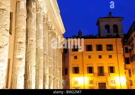 Temple d'Hadrien, la Piazza di Pietra à nuit Banque D'Images