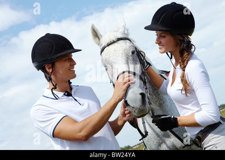 Image de l'heureux couple avec cheval de race pure à l'un l'autre Banque D'Images