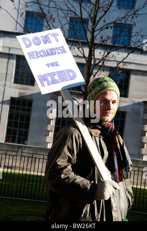 Les étudiants manifestent contre l'augmentation proposée des frais de scolarité. Affichette disant ne détient l'étudiant l'esprit de la marchandise. Banque D'Images