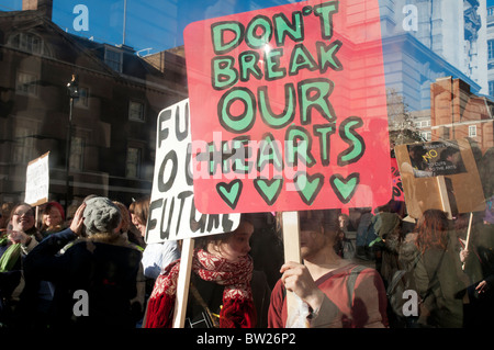 Les étudiants et les professeurs démontrer contre l'augmentation proposée des frais de scolarité. Le 10 novembre 2010 Banque D'Images