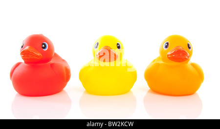 Trois canards en caoutchouc colorées isolé sur fond blanc Banque D'Images