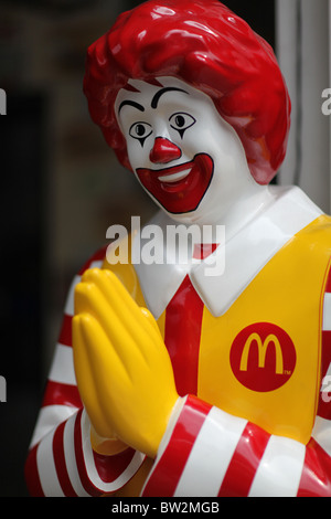 Ronald McDonald faire une salutation traditionnelle thaïlandaise à visiteurs au restaurant Mcdonald's dans le centre de Bangkok, Thaïlande. Banque D'Images