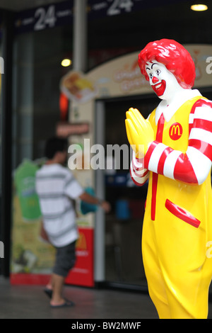 Ronald McDonald faire une salutation traditionnelle thaïlandaise à visiteurs au restaurant Mcdonald's dans le centre de Bangkok, Thaïlande. Banque D'Images