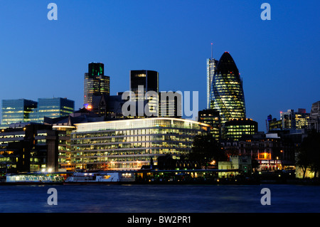 Ville de London Tower Pier et bâtiments la nuit, Londres, Angleterre, Royaume-Uni Banque D'Images