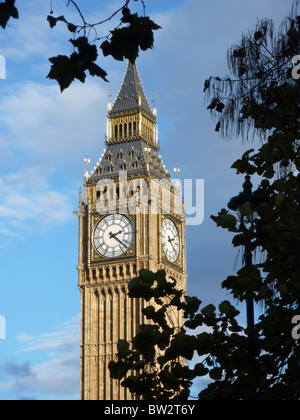 L'Elizabeth Tower - communément appelée Big Ben - à l'extrémité nord du Palais de Westminster dans le West End de Londres Banque D'Images