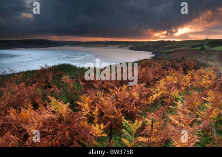 Lever de soleil sur l'automne Crantock Bay près de Newquay sur la côte nord des Cornouailles Banque D'Images