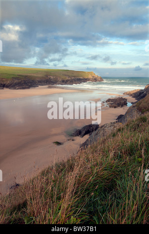 Une plage déserte à Porth (Polly) blague sur la côte nord des Cornouailles entre Crantock et baie de Holywell Banque D'Images