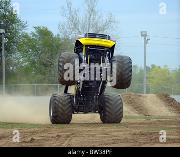 Monster Truck monster truck Big Dawg dans concours freestyle au Jamboree hors route 4x4 Monster Truck Show à Lima, Ohio. Banque D'Images