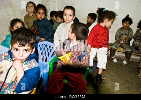 Une visite d'une petite salle de classe dans une petite école primaire de la vieille ville de Fès. Banque D'Images