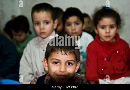 Une visite d'une petite salle de classe dans une petite école primaire de la vieille ville de Fès. Banque D'Images