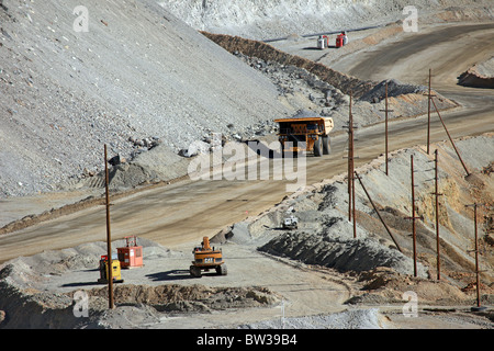 Grande mine dump truck et équipement sur route dans la Kennecott Mine de cuivre au centre de l'Utah. Vue de dessus. À côté de mine à ciel ouvert. Banque D'Images