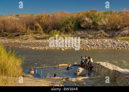 Visiteurs à Hot Springs pool d'eau sur le bord du Rio Grande, Désert de Chihuahuan à Big Bend National Park, Texas, États-Unis Banque D'Images