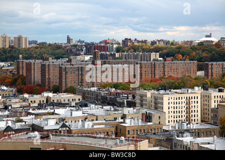 Bas, ainsi que des projets de logement dans la section d'Inwood de Manhattan, New York, NY, USA Banque D'Images