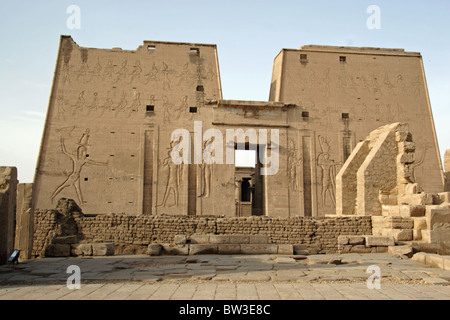 La façade extérieure du Temple ptolémaïque d'Horus dans l'ancienne ville d'Edfou en Egypte Banque D'Images