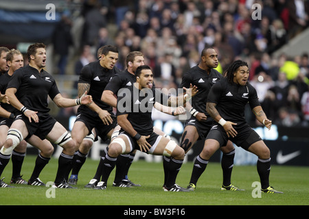 KIWI'S EFFECTUER LE HAKA Nouvelle-zélande V ANGLETERRE TWICKENHAM MIDDLESEX ANGLETERRE RU 06 Novembre 2010 Banque D'Images