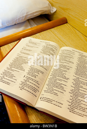 Gideon's Bible placés dans une chambre d'hôtel par Gideons International une organisation chrétienne évangélique fondée en 1899 au Wisconsin Banque D'Images