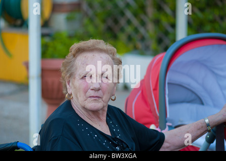 Grand-mère avec son neveu dans le landau, Italie Banque D'Images