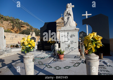 Baroque orné de pierres tombales dans les cimetières tombes ornent dans les îles maltaises. Banque D'Images