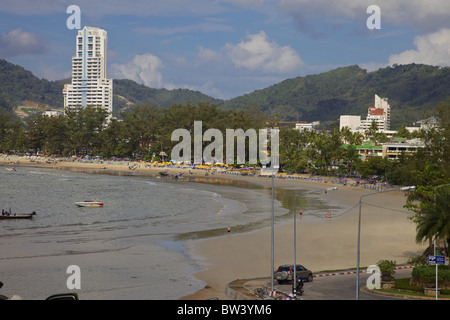 À la recherche vers le bas sur la plage de Patong, Phuket, Thailand Banque D'Images