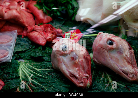 Les têtes de moutons en vente sur le Mercat de la Boqueria, sur les Ramblas, Barcelone Banque D'Images