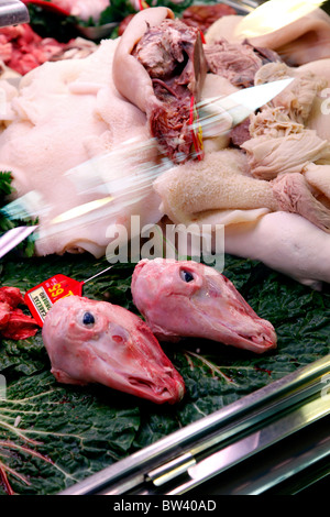 Les têtes de moutons en vente sur le Mercat de la Boqueria, sur les Ramblas, Barcelone Banque D'Images