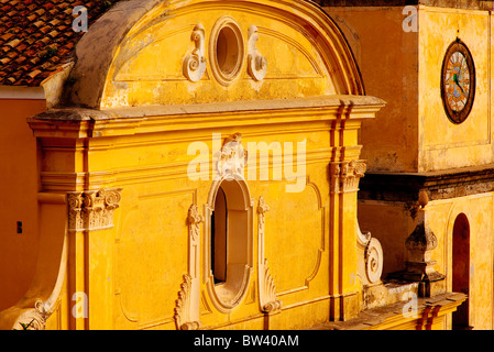 Le soleil qui brille sur la façade avant de Chiesa San Gennaro le long de la côte amalfitaine, Praiano Italie Campanie Banque D'Images