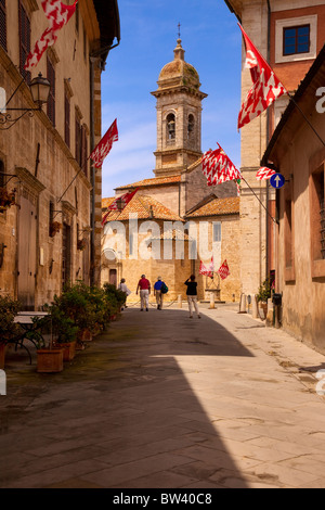 Les touristes à l'église Santa Maria Assunta à San Quirico, Toscane Italie Banque D'Images