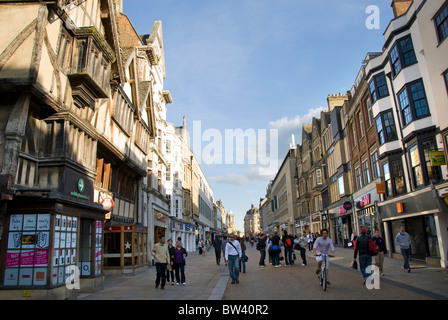 Les gens en zone piétonne, Cornmarket Street, Oxford, Oxfordshire, England, UK Banque D'Images