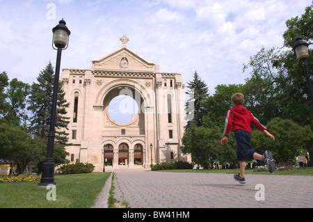 Jeune garçon courir vers la cathédrale de Saint-Boniface à Winnipeg, Manitoba, Canada Banque D'Images
