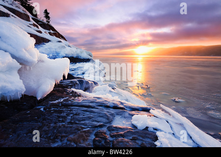 La glace et Fjord du Saguenay au lever du soleil, de Sainte-Rose-du-Nord, Québec Banque D'Images